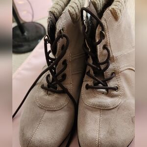 Women’s Lace-Up Suede Ankle Boots in Taupe